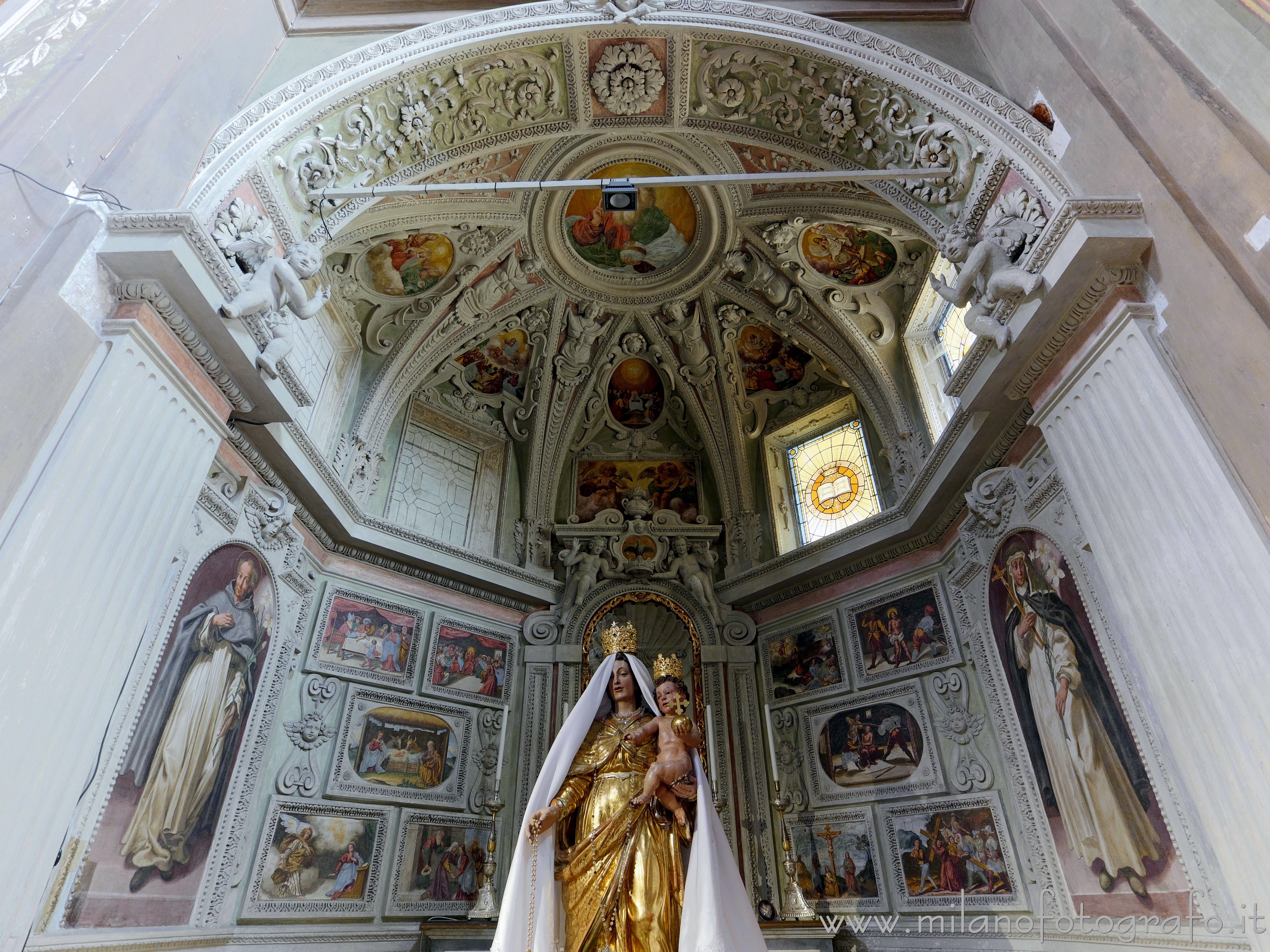 Momo (Novara) - Interno della Cappella della Madonna del Rosario nella Chiesa della Natività di Maria Vergine